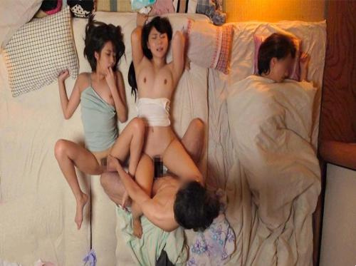 Menyelinap bersama adik iparnya saat istrinya tertidur lelap